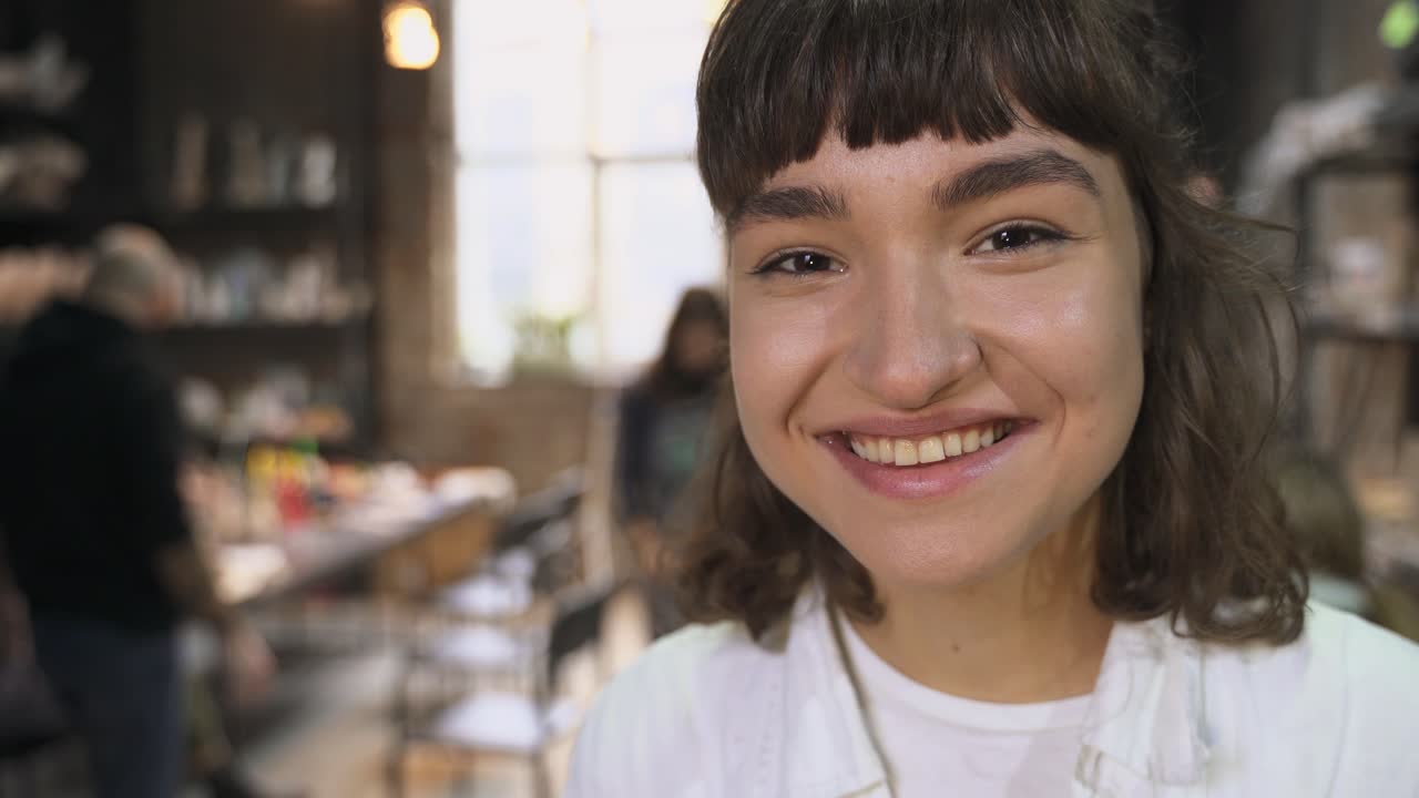 joven sonriendo en el estudio de arte