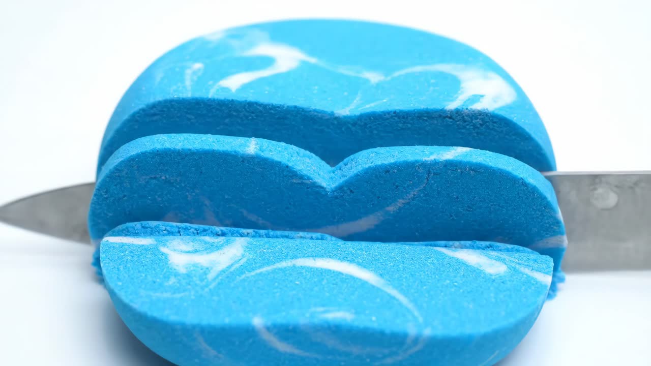 Cutting kinetic sand