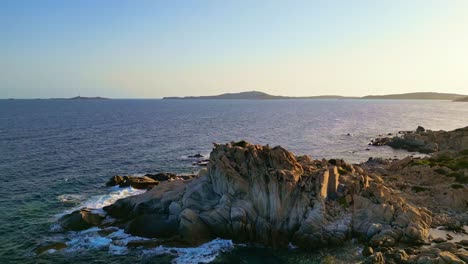 Girando-A-La-Izquierda-Revelando-Una-Escarpada-Costa-Mediterránea-En-Un-Día-Soleado