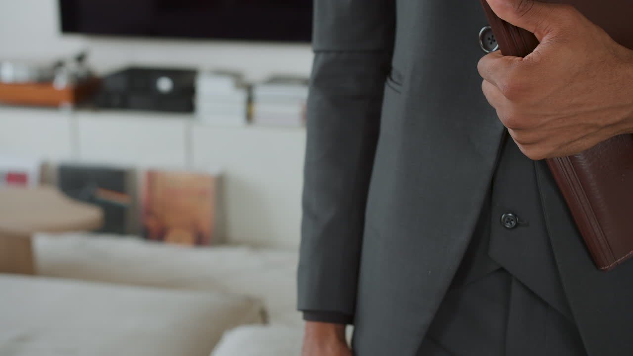 hombre con portátil y llaves de la casa