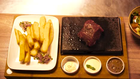 Bistec-A-La-Parrilla-Sobre-Piedra-Caliente-Para-Cocinar,-Toma-Cinematográfica