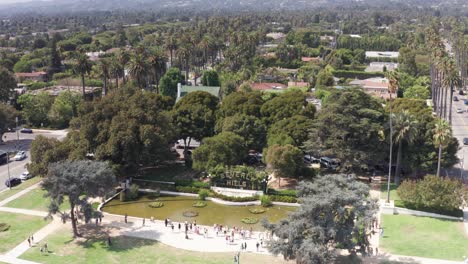 descendiendo una foto aérea de cerca del famoso letrero de beverly hills en beverly hills, california