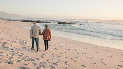 Amor,-Playa-Y-Pareja-De-Ancianos-Caminando-Por-El-Océano.