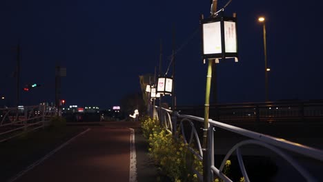 linternas a lo largo del río por la noche a la deriva en el viento, japón omihachiman