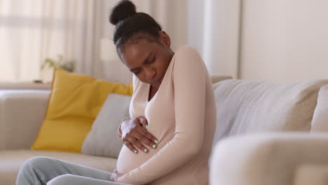 pregnant woman experiencing pain