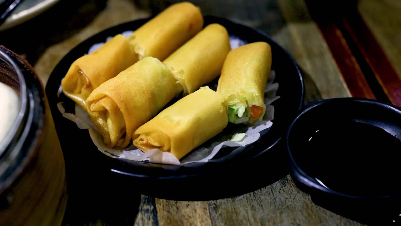 deliciosos rollos de primavera servidos con salsa de inmersión