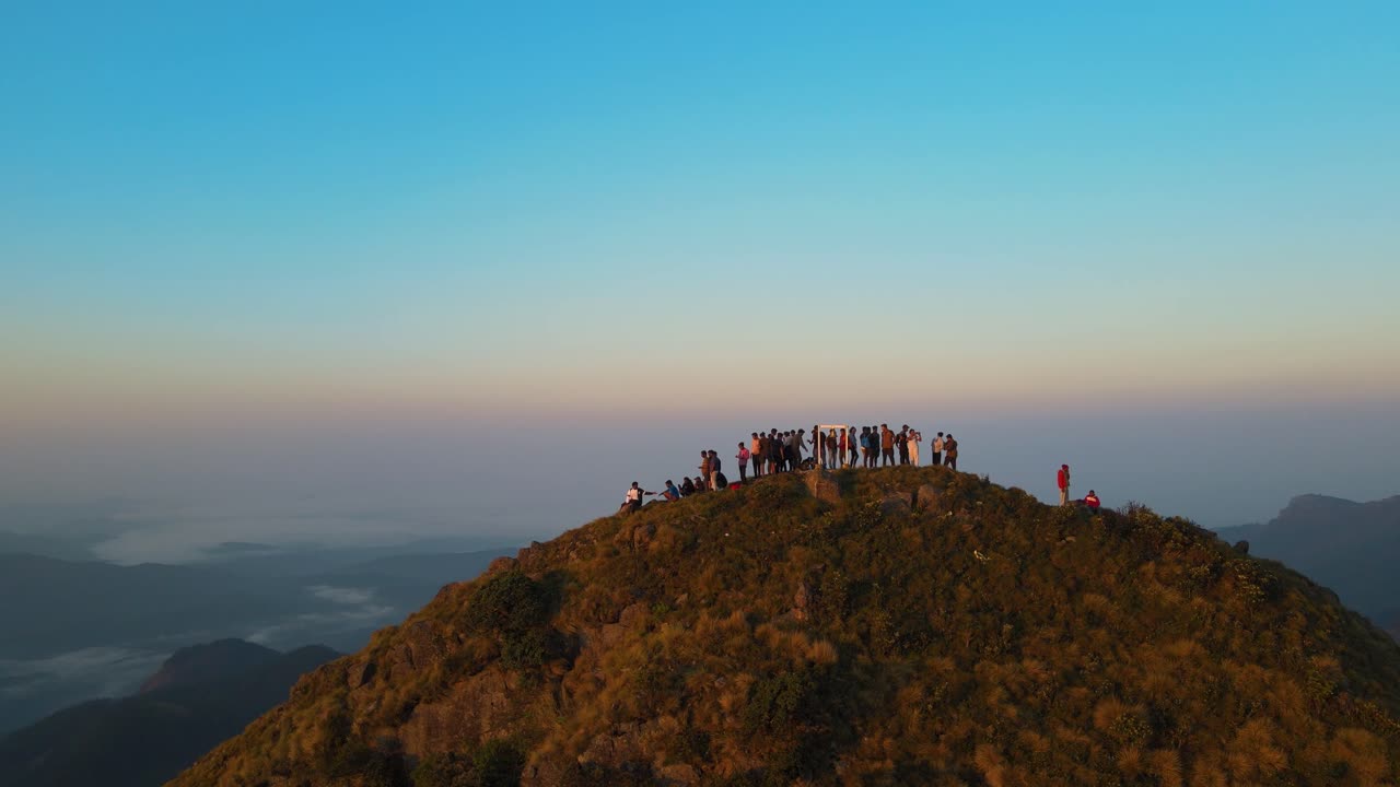tomada aérea de un dron de la impresionante cordillera de kolukkumalai a la luz de la madrugada