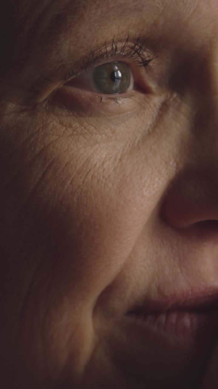 mujer mayor sola en casa