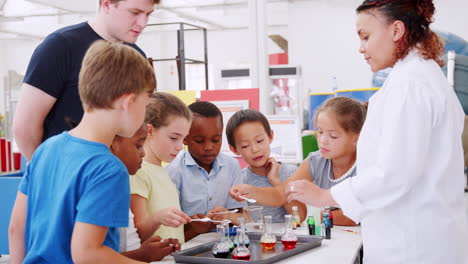 kids taking part in chemistry experiment at science centre