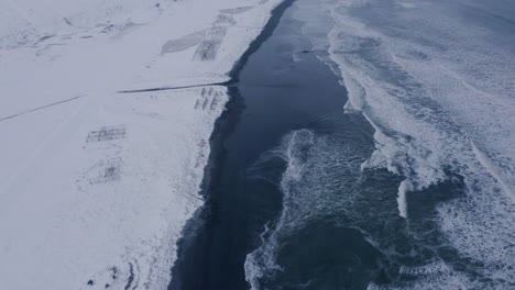 Bastidores-De-Pescado-De-Sobrevuelo-Aéreo-En-La-Costa-Nevada-Del-Océano-ártico-En-Islandia-Durante-El-Día-Nublado