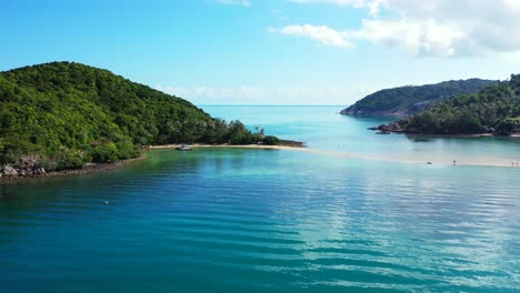 Hermosa-Costa-De-Islas-Tropicales-Con-Superficie-De-Mar-Azul-Celeste-Que-Refleja-Nubes-Blancas-En-El-Cielo-Brillante-En-Myanmar