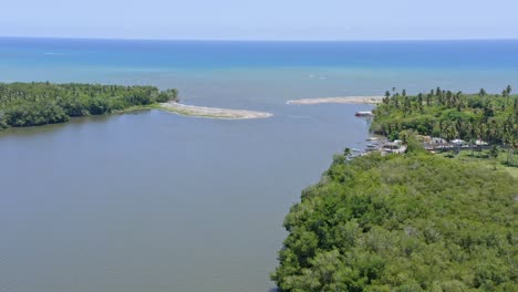Desembocadura-Del-Río-Soco,-San-Pedro-De-Macoris-En-República-Dominicana