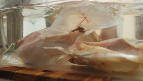 la carne de pavo envasada al vacío se coloca en la máquina sous vide