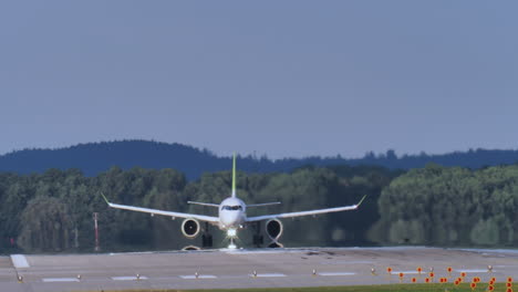 aterrizaje de un avión en una pista