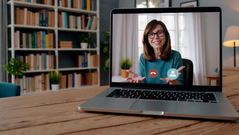 mujer en una videoconferencia