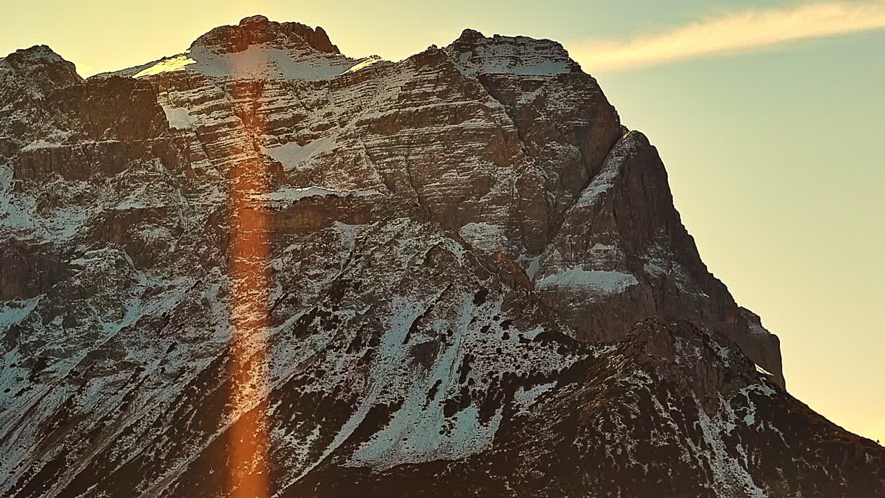 Vista drone delle Dolomiti, montagne rocciose delle Alpi italiane