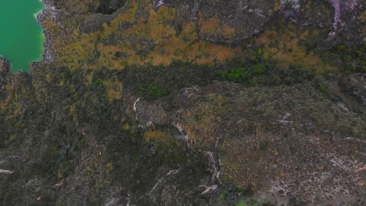 lago de cráter volcánico, vista aérea del paisaje de la laguna de quilotoa en ecuador, vista de arriba hacia abajo