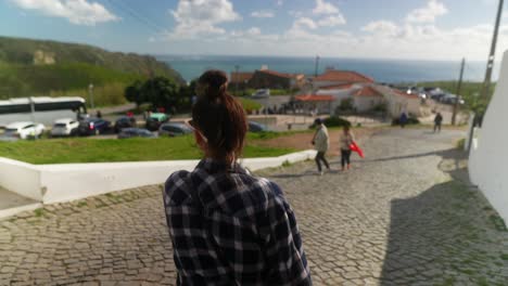 mujer disfrutando de una vista desde el punto de vista costero
