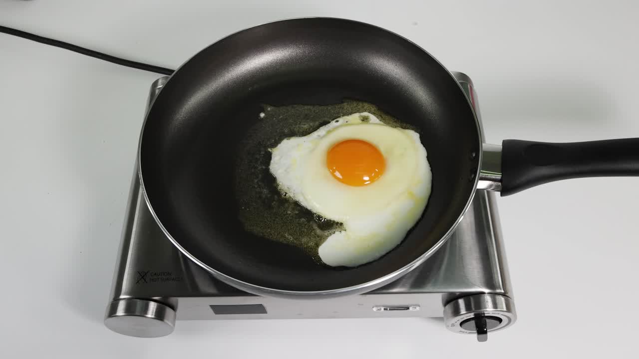 Sequential cooking stages of an egg in a frying pan | Premium Stock ...