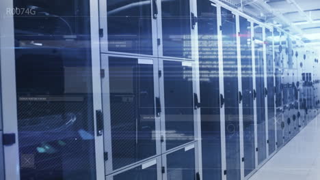 animación del procesamiento de datos y punto de luz contra la sala de servidores de computadoras