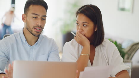 Pareja-Joven,-Estresada-Y-Seria-En-Una-Laptop