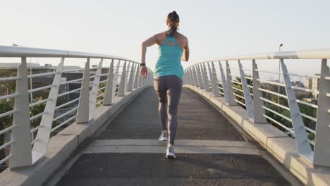 Junge-Frau-Läuft-Auf-Einer-Brücke