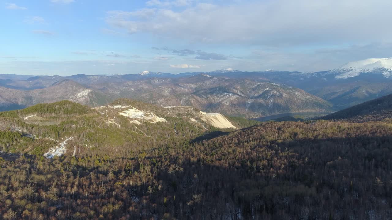 vista aérea de montañas y bosques