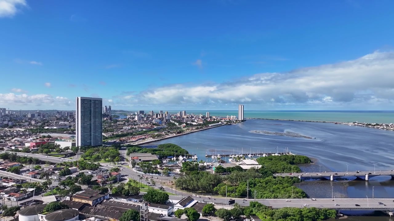 Escena ribereña en Recife, Pernambuco, Brasil. Hermoso paisaje urbano. Distrito céntrico. Paisaje ribereño. Escena ribereña en Recife, Pernambuco, Brasil, noreste. Vista aérea de un paisaje tranquilo.