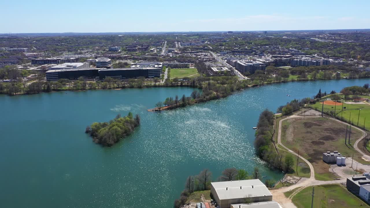 360 view of the sun shining on the lake