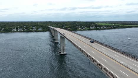 Puente-Sobre-Narrangansett-Acercándose-A-Newport-Rhode-Island