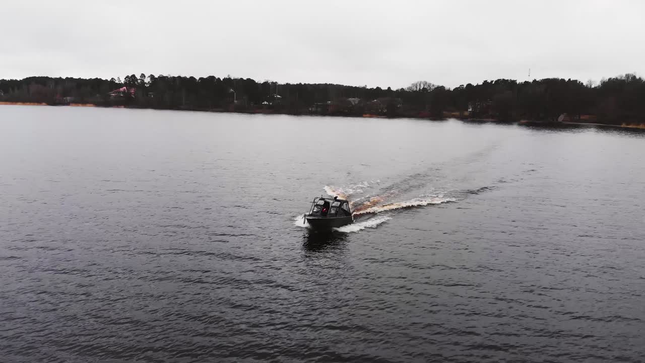 прогулка на лодке по озеру съемка с помощью дрона