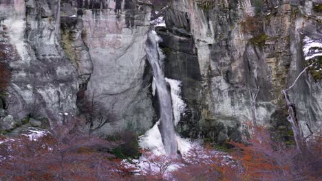 la cascada chorrillo del salto cae en cascadas por acantilados escarpados rodeados de coloridos follajes de otoño