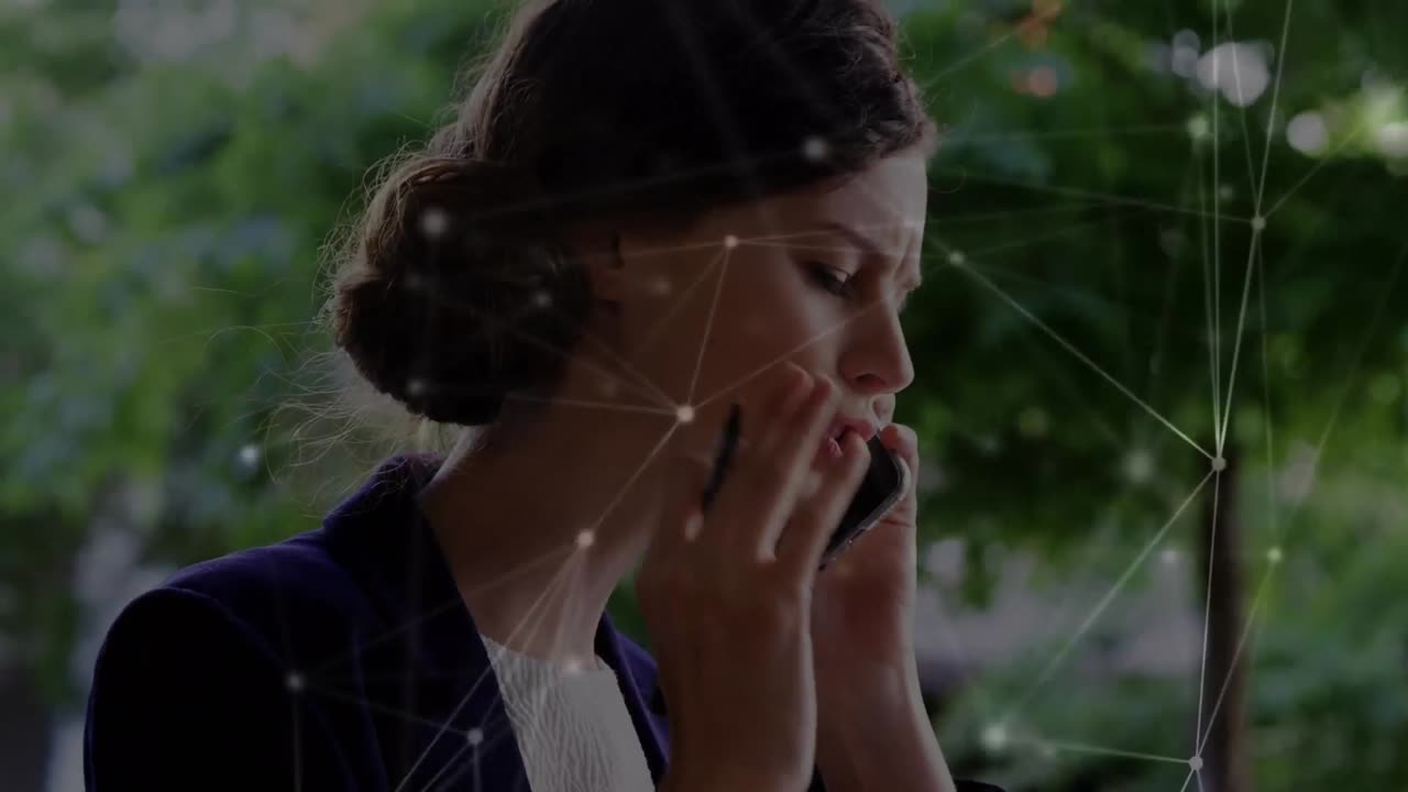 animación de una red de conexiones sobre una mujer de negocios caucásica hablando por teléfono inteligente