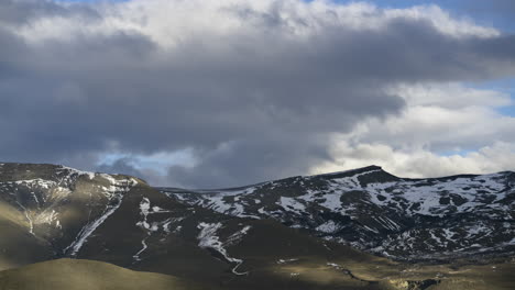 Wolken-überrollen-Von-Torres-Del-Paine-Berglandschaft