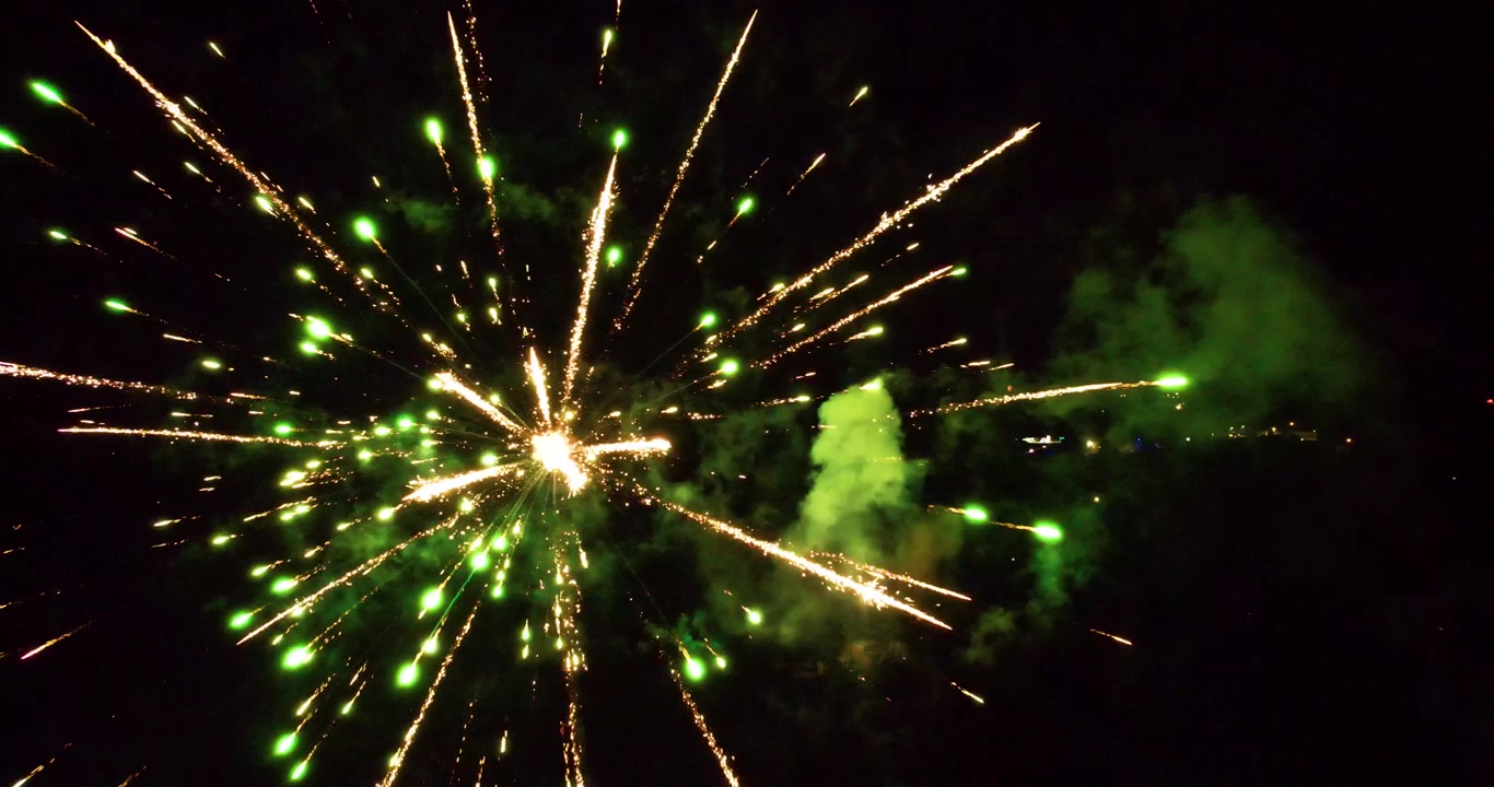 Filmagem aérea de fogos de artifício verdes