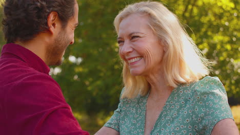 Madre-Madura-Con-Un-Hijo-Adulto-De-Raza-Mixta-Apoyado-En-La-Valla-Caminando-En-El-Campo-De-Verano