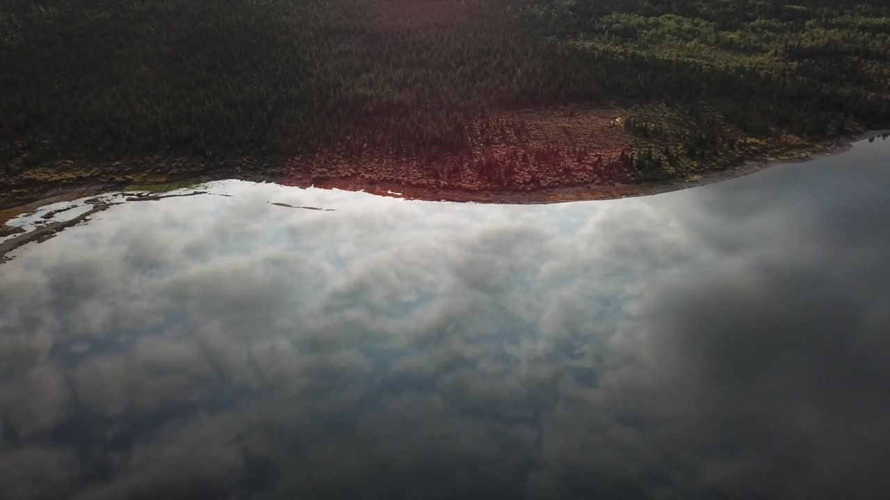 유콘의 호수에서 아름다운 구름과 하늘의 반사