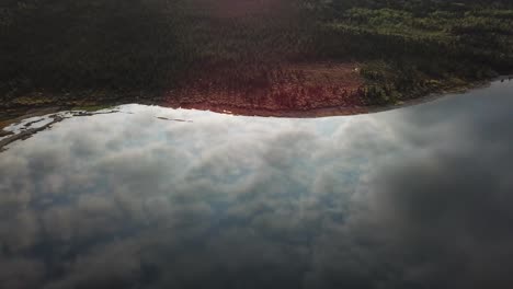 Hermosas-Nubes-Y-Reflejo-Del-Cielo-En-Un-Lago-En-El-Yukón