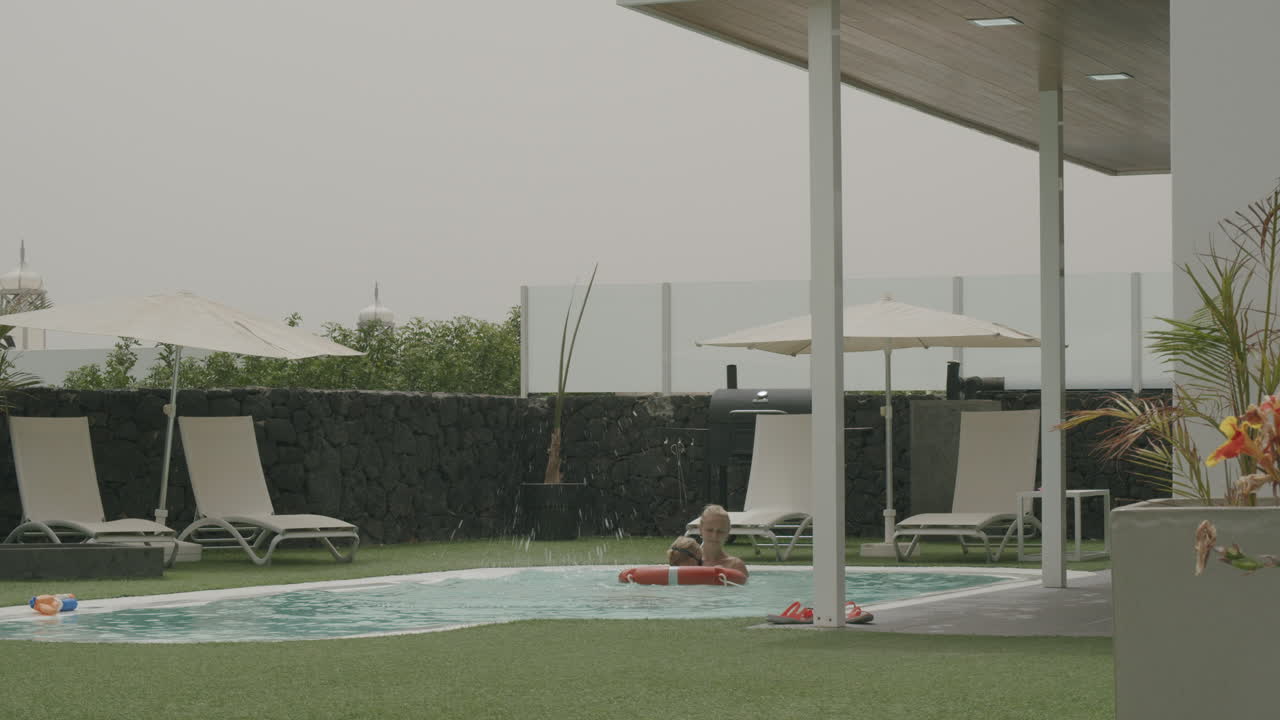 diversión y piscina es todo lo que necesitas en un caluroso día de verano