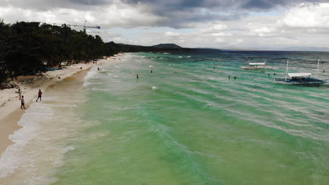 Imagen-Aérea-Panorámica-De-Drones-De-La-Playa-De-Arena-Blanca-De-Alona-En-Panglao,-Bohol,-Filipinas