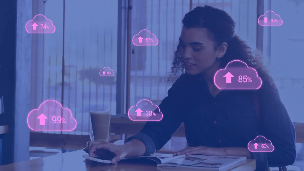 animación de iconos en la nube con un número creciente de mujeres de negocios biraciales que usan teléfonos inteligentes