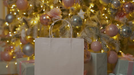 Tome-A-Mano-Una-Caja-De-Regalo-De-Navidad-De-Una-Bolsa-De-Papel-Con-Espacio-En-Blanco