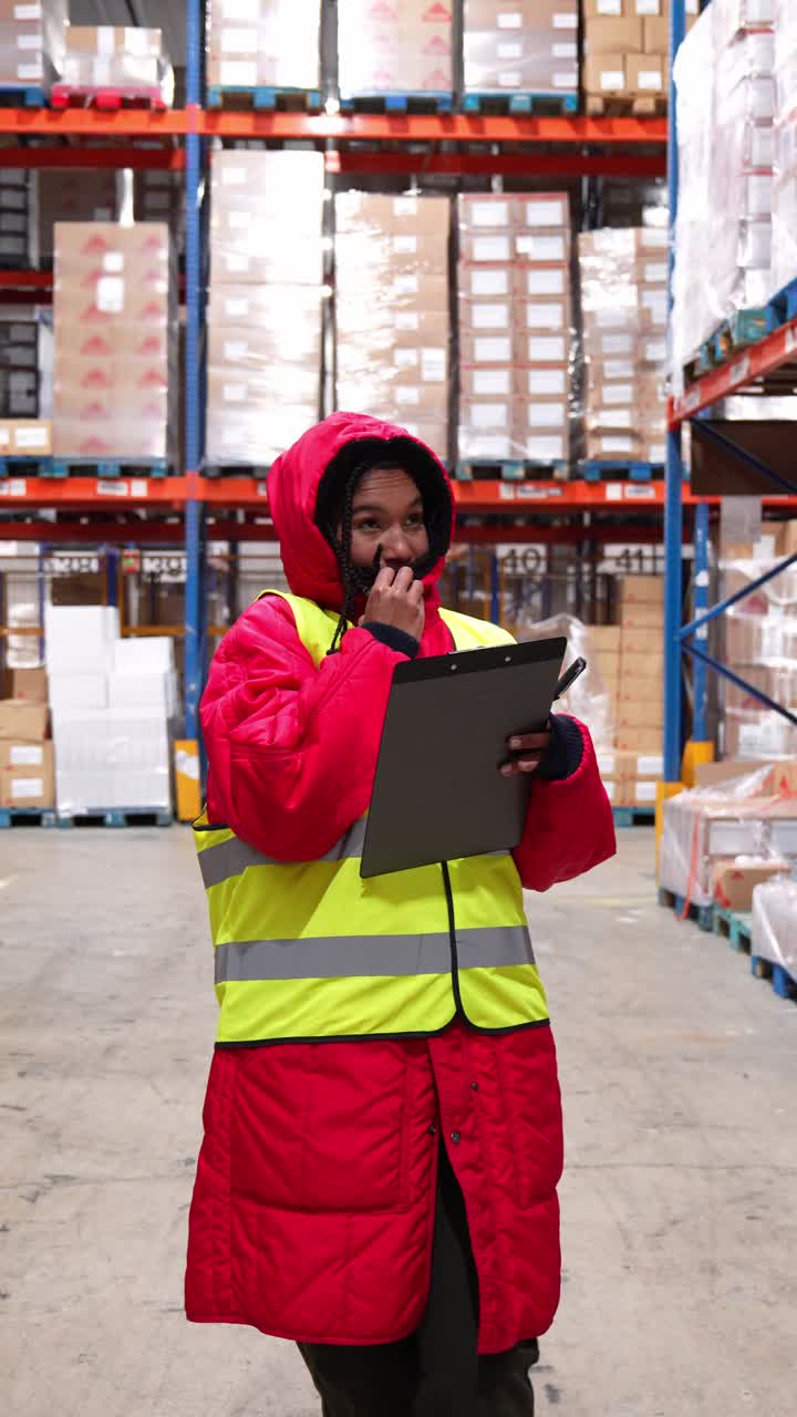 Inventario di controllo del lavoratore di magazzino
