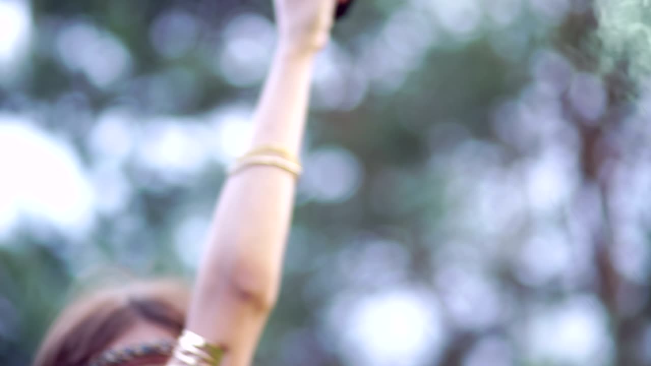 빛으로 공원에서 노란색 연기가 있는 소녀