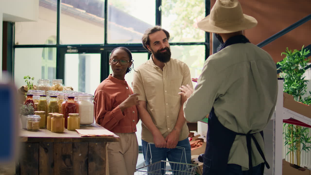 el vendedor muestra verduras maduras a los clientes