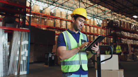 trabajadores del almacén inspeccionando el inventario
