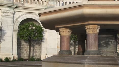 la cámara recorre la fachada del edificio del capitolio de estados unidos desde la base de su enorme fuente hasta la estatua de hierro fundido de la libertad armada en la parte superior de la cúpula