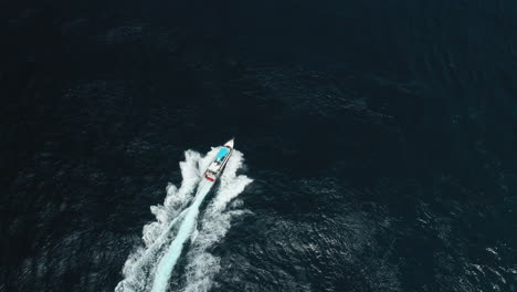 vista aérea barco de velocidad de crucero en el océano viajando en el hermoso mar azul navegando a destino de vacaciones en el mediterráneo desde arriba