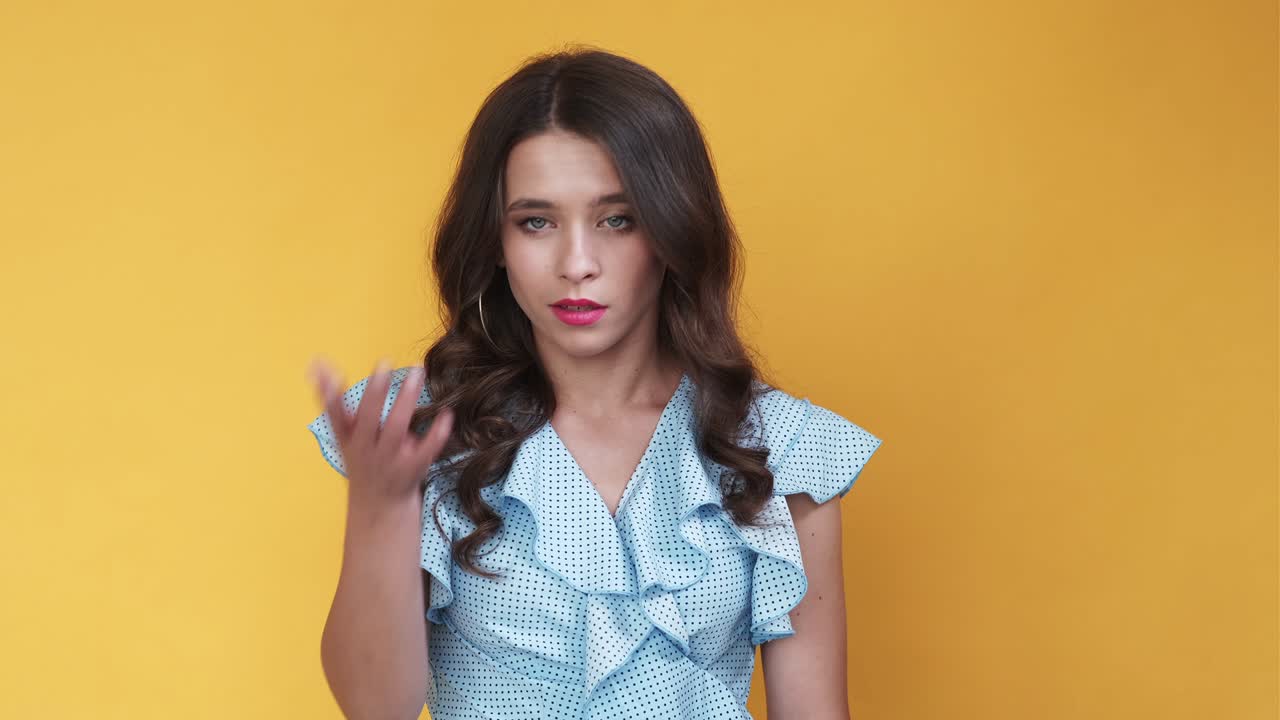 얼굴 손바닥 제스처 메메 여성 알 수 없는 상황