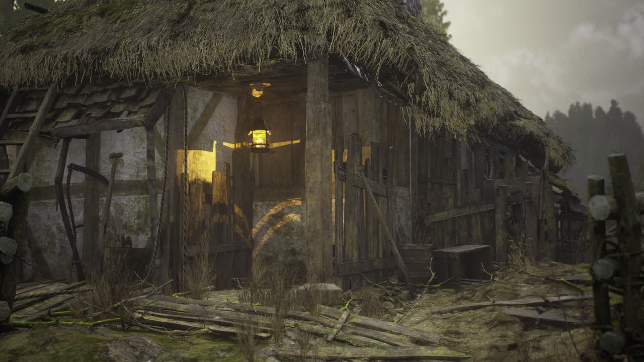 vieja cabaña rústica con linterna brillando en el bosque del crepúsculo